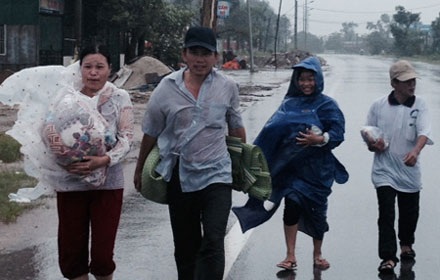 Móng Cái - Quảng Ninh cảnh giác với lũ lụt sau bão - 3 Người dân trên địa bàn TP Móng Cái trở về nhà sau khi bão Rammasun tránh đất liền Việt Nam.