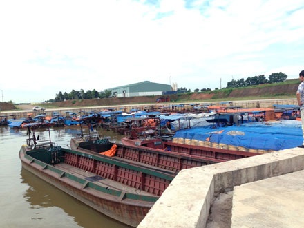 Bến đò sông Ka Long đã yên vị tránh bão.