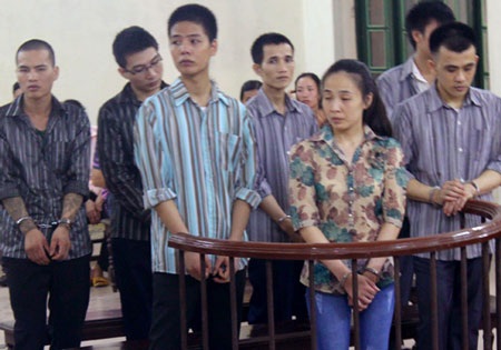 Phạt tù nhóm nữ quái thu tiền bảo kê tại chợ đầu mối Long Biên.