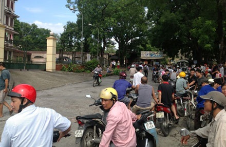 Bắt khẩn cấp Phó TGĐ công ty thép, thu giữ 1 khẩu súng - 2 Vụ việc bắt giữ Lê Xuân Hộ khiến nhiều người dân hiếu kì đứng lại tụ tập xem