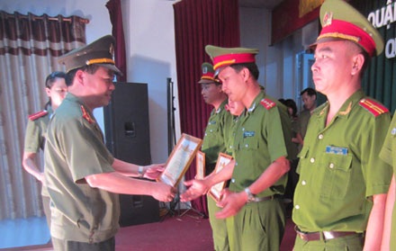 Phá chuyên án 12 bánh heroin: "Cú đánh" bất ngờ của công an quận Bắc Từ Liêm - 1 Ban Giám đốc CA TP Hà Nội khen thưởng tập thể, cá nhân CA quận Bắc Từ Liêm.