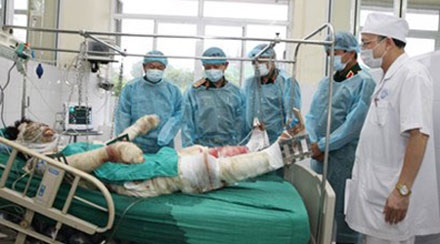 3 chiến sĩ trong vụ máy bay rơi đang được điều trị tích cực - 2 Sức khoẻ 3 chiến sĩ trong vụ máy bay rơi đang rất “xấu”