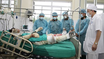Vụ máy bay rơi: Hội chẩn liên viện tìm phương án cứu 3 chiến sĩ - 2 3 chiến sĩ bị thương nặng trong vụ máy bay rơi đang được điều trị ở điều kiện hiện đại nhất.