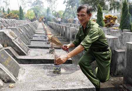 Ký ức Vị Xuyên những năm khói lửa - 4 Đường vào hang Suối Cụt vẫn rậm rạp um tùm và nhiều bãi mìn vẫn còn sót lại.