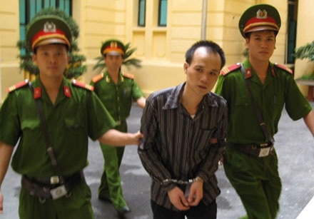Tử hình kẻ giết bảo vệ ngân hàng và cướp tài sản - 2 Lực lượng CS hỗ trợ tư pháp dẫn giải Quỳnh về trại giam.
