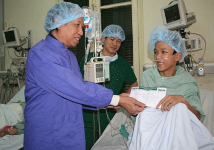 Em bé đánh giày chờ chết trên hè phố: Ngày ấy...bây giờ! - 2 Em bé đánh giày chờ chết trên hè phố, cách đây 5 năm. (Ảnh, H.Ngân - tư liệu Dân trí)