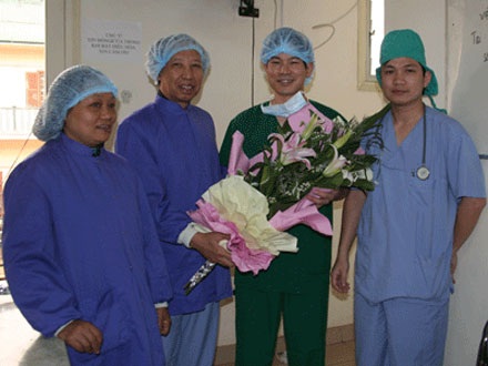 Em bé đánh giày chờ chết trên hè phố: Ngày ấy...bây giờ! - 3 Em bé đánh giày chờ chết trên hè phố, cách đây 5 năm. (Ảnh, H.Ngân - tư liệu Dân trí)