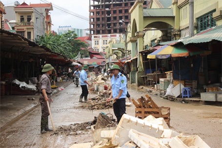Bão Thần Sấm làm 18 người chết, hơn 1.000 nhà chìm trong biển nước