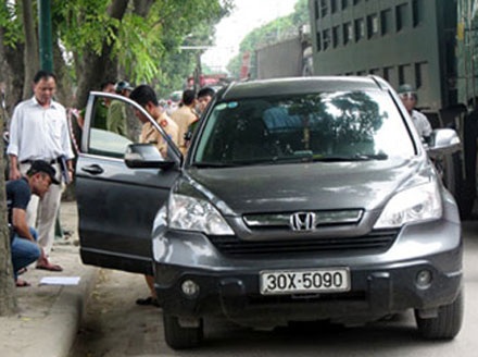 Hà Nội: Bắt 2 nghi can đâm chết người đang ngồi trong ô tô - 1 Bắt giữ các nghi phạm vụ đâm chết tài xế xe ô tô CRV sau chưa đầy 24h gây án.