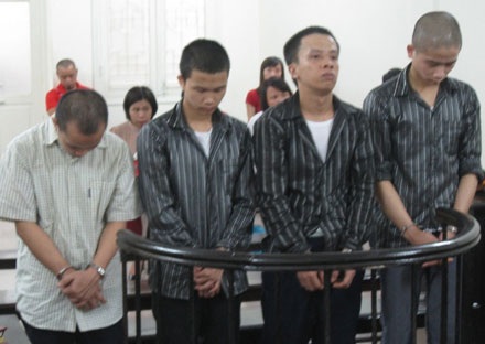 Con bị hiếp dâm, Tòa chỉ lỗi của cha mẹ - 1 Lũ yêu râu xanh hại đời bé gái đang đứng trước vành móng ngựa.