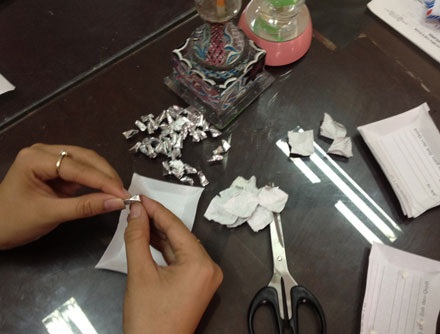 Sau khi mua ma túy về nhà, các đối tượng xé lẻ ra từng gói nhỏ để bán cho người nghiện.