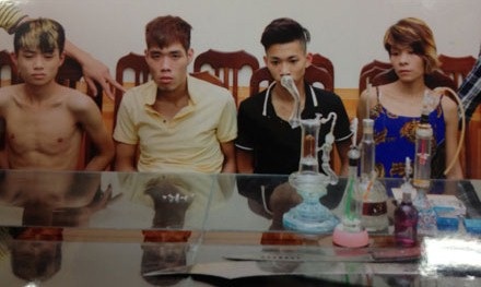 Các đối tượng bị bắt tại trận khi đang chia các ma túy để xé lẻ mang đi bán.