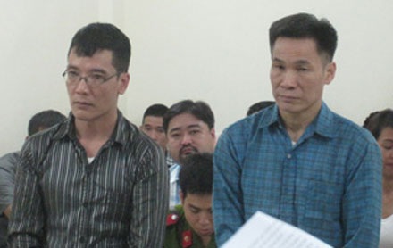 Bán nhà dự án, lừa đảo 29 tỉ đồng - 1 Bị cáo Hùng, Hiếu tại tòa.