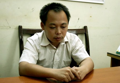 Kẻ bắt cóc con tin đã mua súng đạn, bình xịt cay định đi cướp - 1 Đối tượng Bình thừa nhận với cơ quan điều tra, Bình sắm vũ khí để dùng mục đích đi cướp.