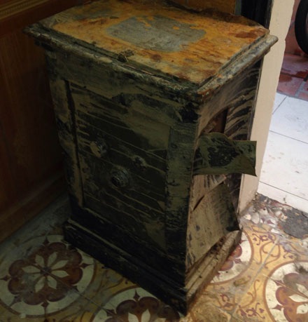 Vũ Đình Thìn cùng Công đột nhập vào Cty lấy đi chiếc két sắt bên trong đựng 170 triệu đồng.