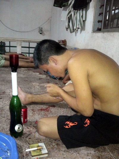 Bộ Công an thông tin vụ phạm nhân lướt facebook trong trại giam - 2 Đối tượng trong trại sử dụng điếu cày tự tạo để hút thốc lào.