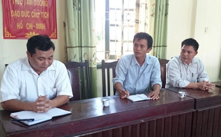Không quy định nào cho phép công an phạt dân “lỗi” sai hộ khẩu! - 2 Chủ tịch UBND xã và Trưởng CA xã Hồng Dương làm việc với phóng viên Dân trí.