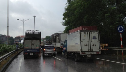 Lũ lớn chia cắt Thái Nguyên - Bắc Kạn, một xã bị cô lập hoàn toàn - 3 Hàng đoàn xe dài đi hướng Bắc Kạn bị tắc nghẽn tại đoạn đầu đường tròn Tân Long, (Thái Nguyên).