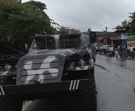 Lũ lớn chia cắt Thái Nguyên - Bắc Kạn, một xã bị cô lập hoàn toàn - 8 Đôi vợ chồng tại xóm Cao Sơn 3 cõng nhau về nhà khi lũ mới bắt đầu rút.