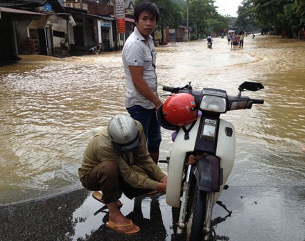 Lũ lớn chia cắt Thái Nguyên - Bắc Kạn, một xã bị cô lập hoàn toàn - 9 Một người dân đi xe máy qua khu đường bị ngập sâu, chiếc xe đã chết máy và đang phải sửa.