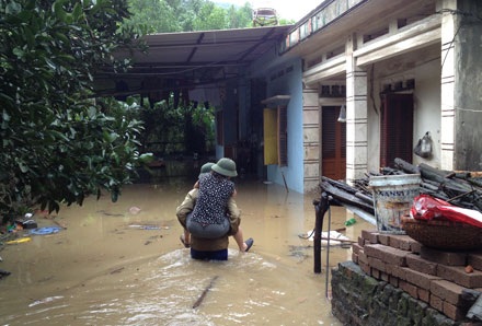 Lũ lớn chia cắt Thái Nguyên - Bắc Kạn, một xã bị cô lập hoàn toàn - 7 Đôi vợ chồng tại xóm Cao Sơn 3 cõng nhau về nhà khi lũ mới bắt đầu rút.