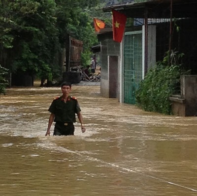 Lũ lớn chia cắt Thái Nguyên - Bắc Kạn, một xã bị cô lập hoàn toàn - 6 Một chiến sĩ CA khác lần theo đường dây vào vùng ngập lụt cứu dân.
