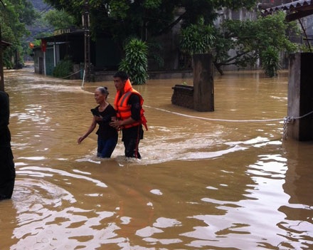 Lũ lớn chia cắt Thái Nguyên - Bắc Kạn, một xã bị cô lập hoàn toàn - 5 Một chiến sĩ công an dũng cảm vào vùng lũ đưa người dân đến nơi an toàn.