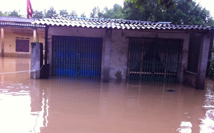 Lũ lớn chia cắt Thái Nguyên - Bắc Kạn, một xã bị cô lập hoàn toàn - 4 Hàng trăm ngôi nhà tại một số điểm ngập lụt Phú Lương, Đại Từ bị chìm trong nước.