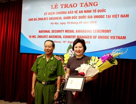 Giám đốc Quốc gia cơ quan phòng, chống ma túy được trao tặng Kỷ niệm chương - 1 Thượng tướng Lê Quý Vương đại diện Bộ CA trao tặng Kỷ niệm chương cho bà Zhuldyz Akisheva.