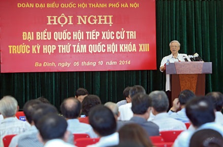 Tổng Bí thư: Cán bộ về địa phương không phải kiểu “chuồn chuồn đạp nước” - 3 Cử tri Nguyễn Hồng Toán cho rằng một số cán bộ của ngân hàng làm việc không tốt.