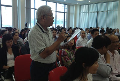Tổng Bí thư: Cán bộ về địa phương không phải kiểu “chuồn chuồn đạp nước” - 2 Cử tri Nguyễn Hồng Toán cho rằng một số cán bộ của ngân hàng làm việc không tốt.