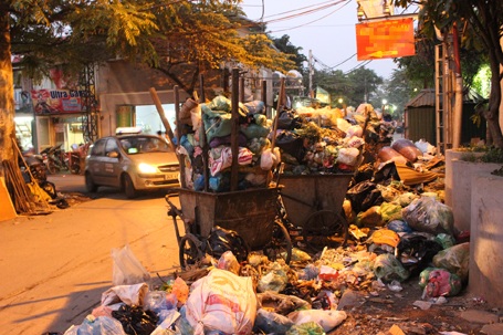 Tập kết rác thải ở phường này, dân phường bên lãnh đủ!
