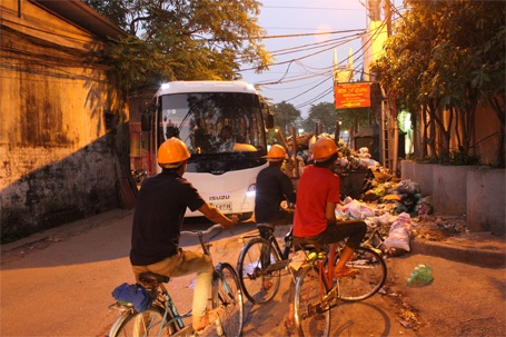 Người và xe chen nhau bên điểm tập kết rác bốc mùi hôi thối nồng nặc.