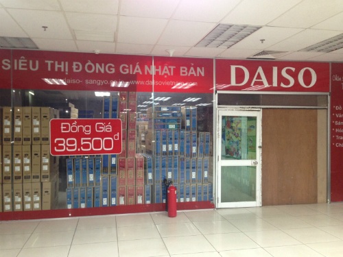Thái, Nhật, Hàn "đánh chiếm" ngành bán lẻ VN: Trào lưu hay cơn khát? - 2 Một cửa hàng đồng giá Nhật Bản tại Việt Nam tại Hà Nội bán đồng giá.