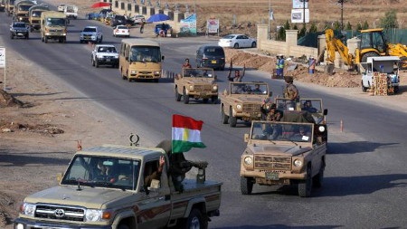Chiến binh người Kurd từ Iraq sang Syria chiến đấu với IS - 1 Các chiến binh người Kurd trên đường sang Thổ Nhĩ Kỳ để tiến vào Syria