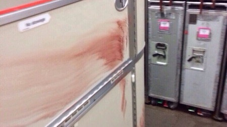 Vệt máu loang lổ bên trong khoang máy bay