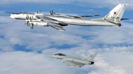 NATO: Máy bay Nga tăng cường xâm nhập châu Âu - 1 Máy bay ném bom Tu-95 Bear của Nga (trên) bị máy bay NATO áp sát