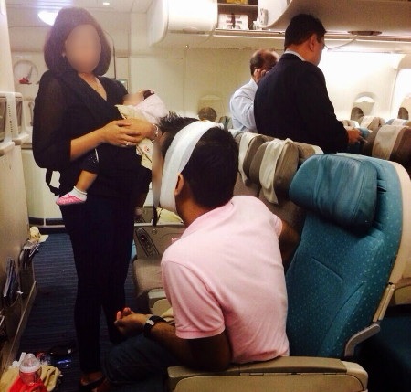 Một hành khách bị thương phải băng bó đầu