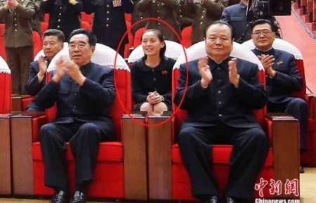 Em gái ông Kim Jong-un đã kết hôn và gia nhập chính trường - 1 Bà Kim Yo-jong (vòng tròn đỏ)