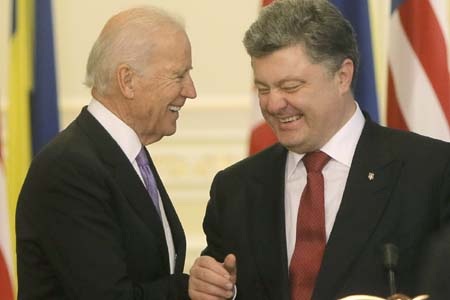 Phó Tổng thống Mỹ cảnh báo Nga bị cô lập hơn nữa - 1 Phó Tổng thống Mỹ Joe Biden (trái) gặp Tổng thống Ukraine Petro Poroshenko