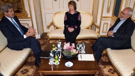 Ngoại trưởng Mỹ John Kerry (trái) hội đàm cùng ngoại trưởng Iran  Javad Zarif (phải)