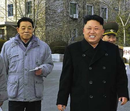 Thêm một cộng sự thân cận của ông Kim Jong-un đã bị xử tử? - 1 Ông Kim Kyong-ok (trái) trong một bức ảnh chụp năm 2013 với ông Kim Jong-un