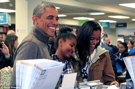 Tổng thống Mỹ bất ngờ xuất hiện tại hiệu sách cùng con gái - 1 Tổng thống Mỹ Barack Obama cùng 2 con gái tại hiệu sách
