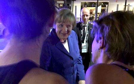 Thủ tướng Đức đi quán bar, chụp ảnh "tự sướng" tại Úc - 1 Bà Merkel hỏi thăm những người đi chơi quán bar tại Brisbane