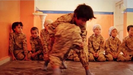 IS tung video huấn luyện nhiều bé gái Kazakhstan giết người - 2 Các em bé ngồi xem bạn huấn luyện võ thuật