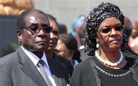 Zimbabwe: Tổng thống bị nghi dọn đường cho vợ kế nhiệm - 1 Ông Mugabe và vợ