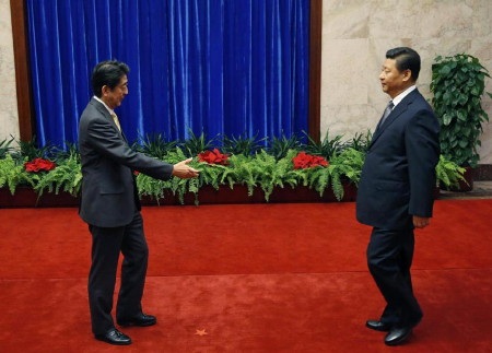 Thông điệp từ cái bắt tay lạnh nhạt giữa lãnh đạo Trung - Nhật - 1 Thủ tướng Nhật Shinzo Abe (trái) đã phải ngồi chờ để gặp Chủ tịch Trung Quốc Tập Cận Bình