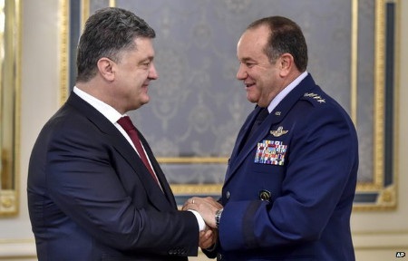 NATO lo sợ Nga kiểm soát toàn bộ Biển Đen - 1 Tổng thống Ukraine (trái) bắt tay tư lệnh tối cao NATO tướng Philip Breedlove