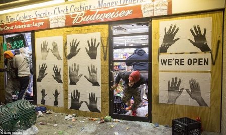 Đám đông cướp bóc bên trong một cửa hàng tiện lợi