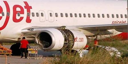 Ấn Độ: Máy bay đâm phải trâu, hành khách hú vía - 1 Máy bay của SpiceJet bị hư hỏng sau cú đâm phải trâu